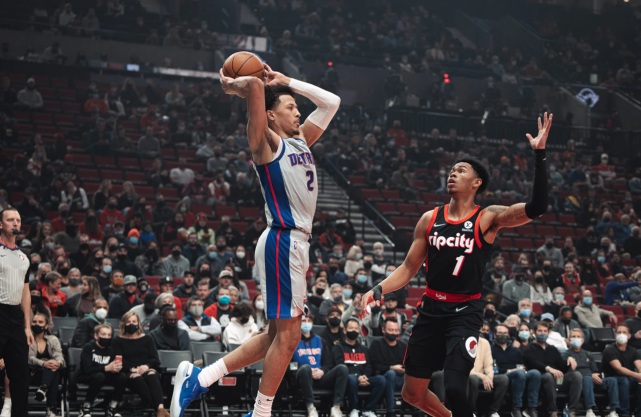  艾顿防守支柱开拓者主场力克太阳止颓